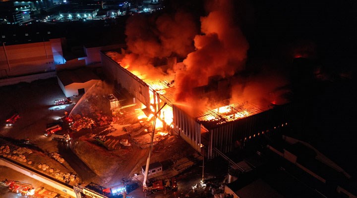 Bursa'da tekstil fabrikasında yangın: Çevre illerden takviye ekipler istendi