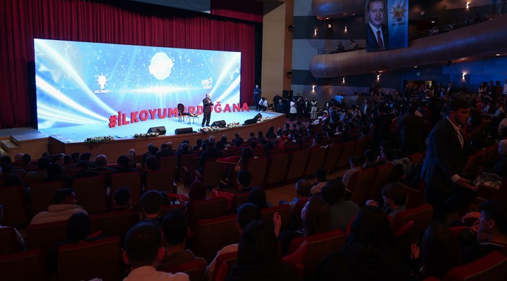 Bornova'da öğrenciler 'teknoloji etkinliği' denilerek AKP'nin "İlk Oyum Erdoğan'a" etkinliğine götürüldü