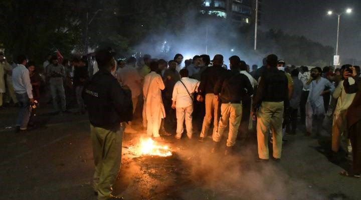 Pakistanlılar, İmran Han’ın konvoyuna düzenlenen saldırıyı protesto etti