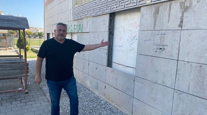 Adana'da cemevine çirkin saldırı: Duvarına küfürler yazıldı!