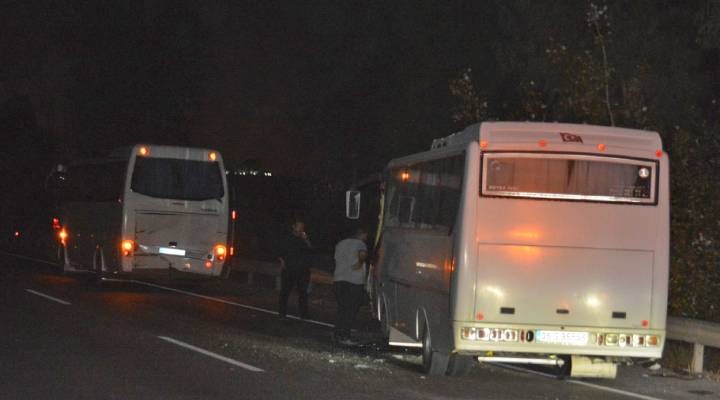 İzmir'de otobüs ve minibüsün çarpıştı: 17 işçi yaralı