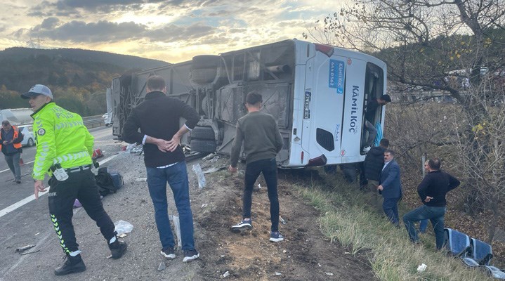 Bolu’da yolcu otobüsü devrildi: 3 ölü, 32 yaralı