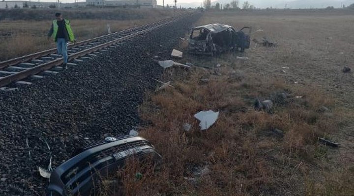 Afyon'da tren, hemzemin geçitte minibüse çarptı: 2 yaralı