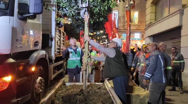 İstiklal Caddesi'ndeki beton saksılar 'güvenlik' amacıyla kaldırılıyor