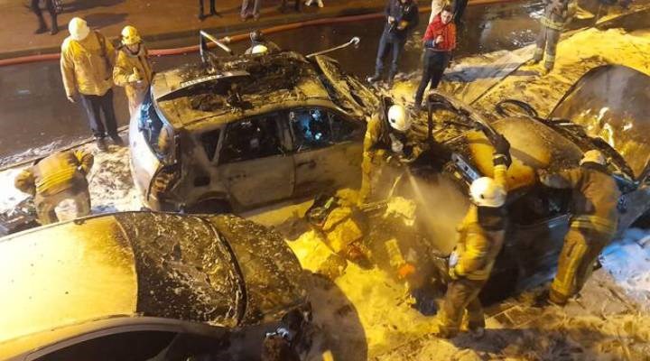 Fatih'te park halindeki araçlar yandı, patlama sesleri duyuldu