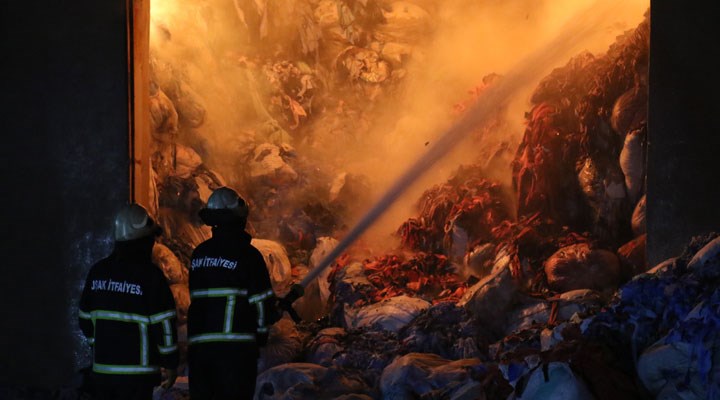 Uşak'ta tekstil deposunda yangın: "20'ye yakın itfaiye aracı ve arazözle müdahale ediliyor"