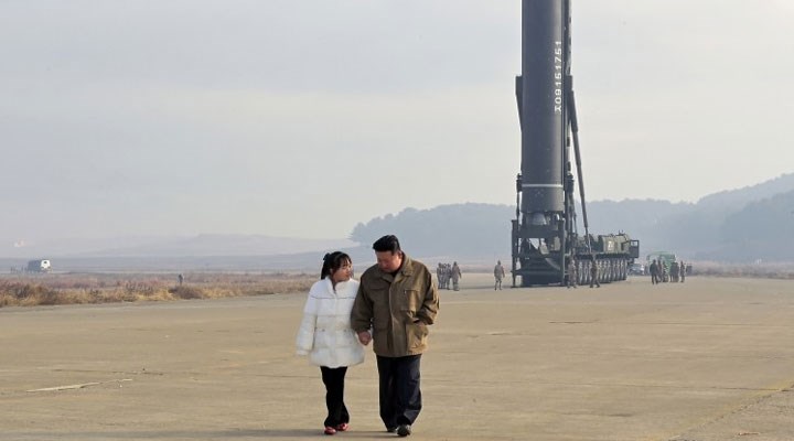 Kuzey Kore lideri Kim Jong-un, ilk kez kızı ile birlikte fotoğraf verdi