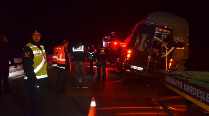 Tiyatro oyuncularını taşıyan minibüs TIR'a çarptı: 3 oyuncu yaşamını yitirdi