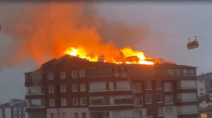 Ankara'da 10 katlı binanın çatısında yangın