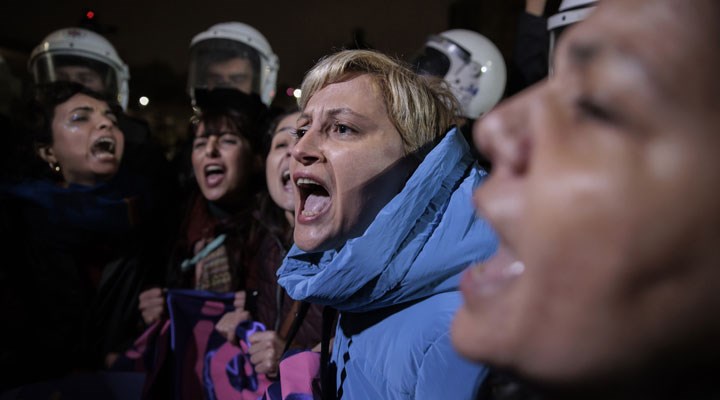 Taksim'deki 25 Kasım eylemine polis müdahalesi: Aralarında gazetecilerin de olduğu kadınlar gözaltında!