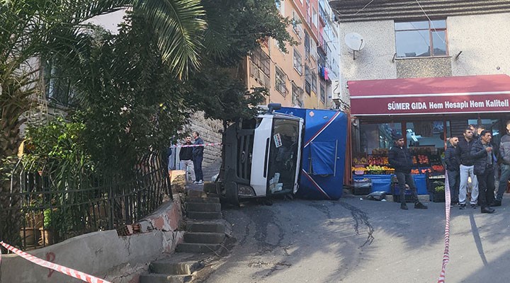 Beyoğlu'nda kaza: Freni boşalan kamyonet, doğalgaz borusuna çarparak devrildi