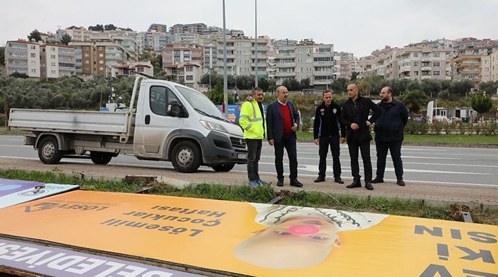 AKP’li Bursa Büyükşehir Belediyesi, Mudanya Belediyesi'nin billboardlarını söktürdü