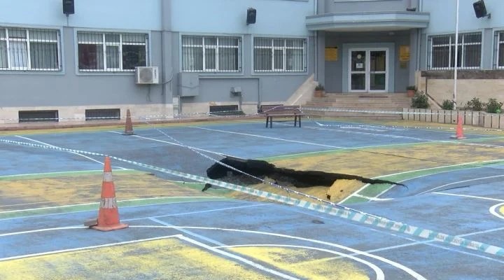Bakırköy'de okul bahçesinde zemin çöktü: Eğitime ara verilmedi
