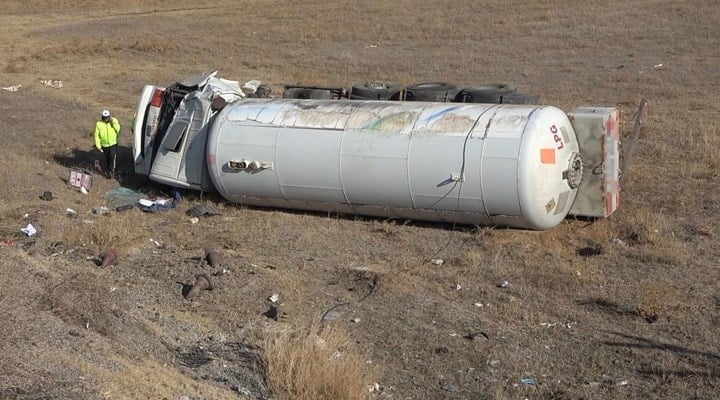 Kırıkkale'de devrilen tankerin sürücüsü yaşamını yitirdi