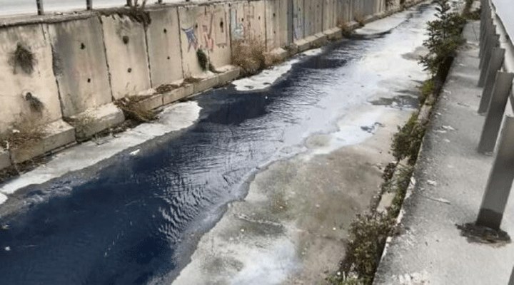 Atık su hattında çökme: Ayvalıdere'de su mavi akmaya başladı