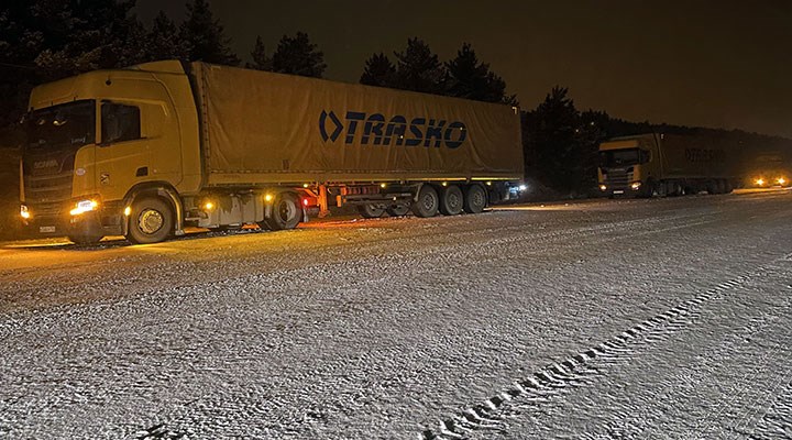 Ardahan'da buzlanma: Araçlar yollarda kaldı