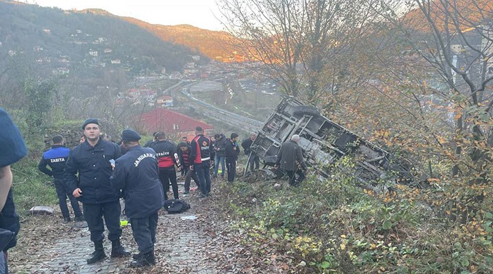 Zonguldak'ta servis aracı şarampole devrildi: 1 öğrenci öldü, 15 kişi yaralandı