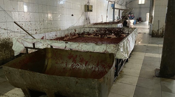 İzmir’de merdiven altı imalathanedeki 25 ton salçaya el konuldu
