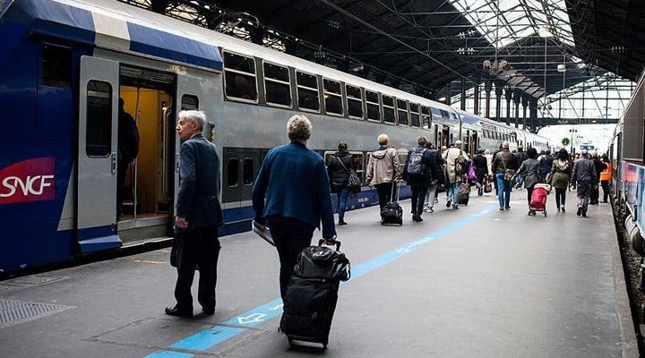 Fransa’da demir yolu çalışanları grevde: Seferler durdu