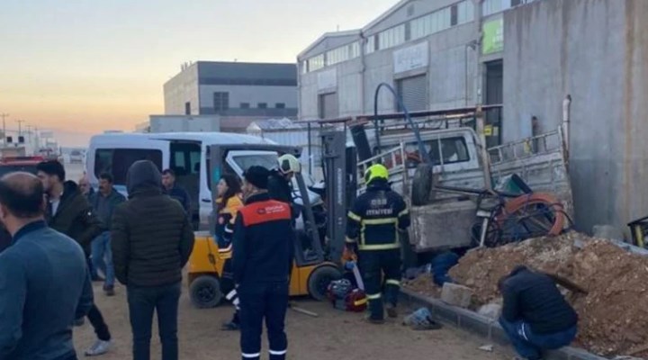 Antep'te servis minibüsü, kamyonete çarptı: 2 işçi hayatını kaybetti