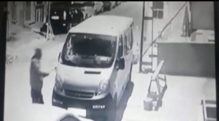Esenyurt'ta bir erkek, evli olduğu kadının ailesinin minibüsünü baltayla parçaladı