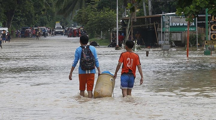 Filipinler'de şiddetli yağışların neden olduğu sellerde ölenlerin sayısı 13'e yükseldi