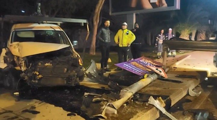 Kadıköy'de yarıştığı iddia edilen 3 otomobil çarpıştı: 3 yaralı