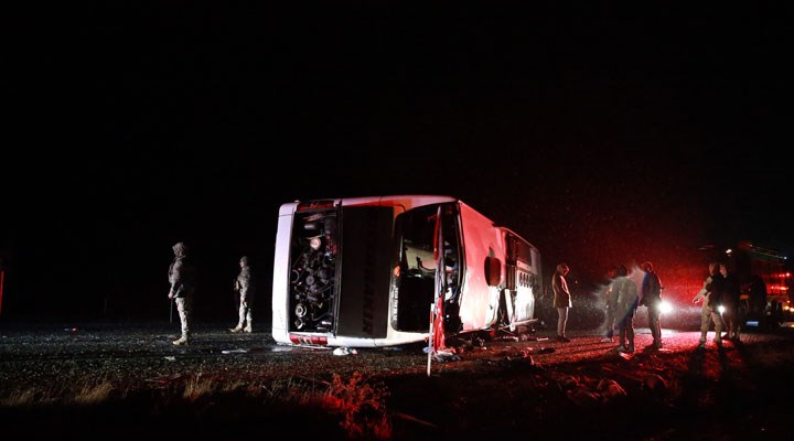 Diyarbakır'da yolcu otobüsü devrildi: 5 can kaybı, 23 yaralı