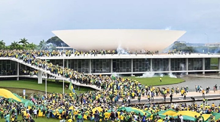 Brezilya’da Bolsonaro destekçileri Ulusal Kongre binasını bastı