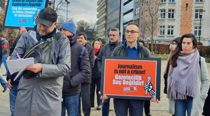 Brüksel'de Türk gazeteciler mitingi: Gazetecilik suç değildir!