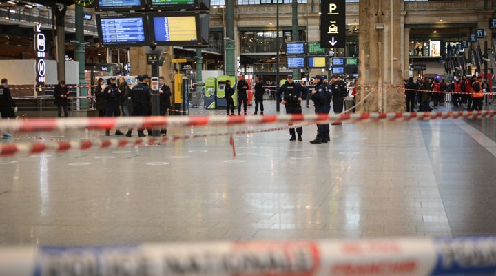Paris'te tren garında bıçaklı saldırı: 1'i polis 6 kişi yaralandı