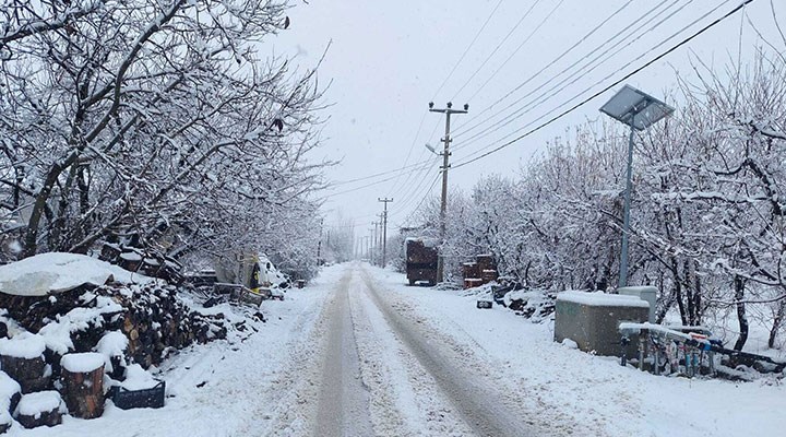 Antalya'nın Korkuteli ilçesinde kar nedeniyle eğitime ara verildi