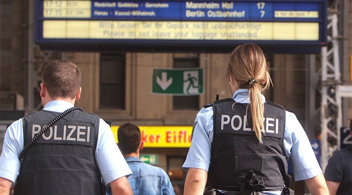 Almanya’da aşırı sağcı polisler görevden alındı