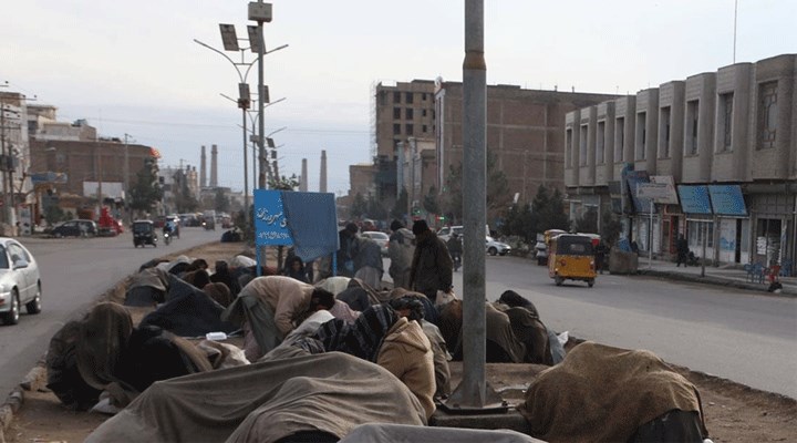 Afganistan’da sokakta yaşayan 45 bağımlı donarak öldü
