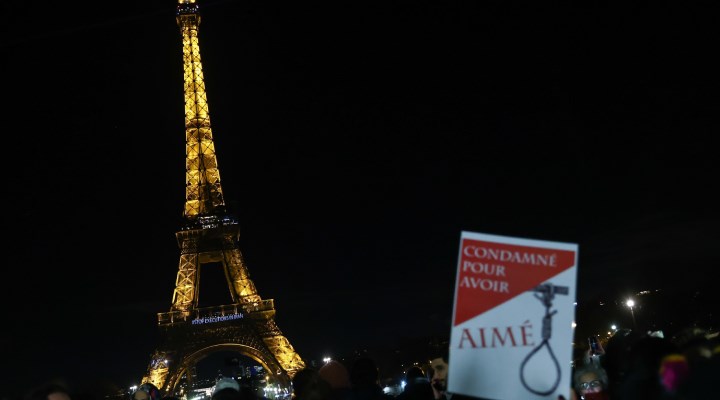 Eyfel Kulesi’ne "İran'da idamları durdurun" yazıları yansıtıldı