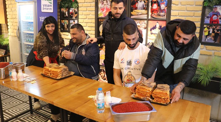 Adana’daki acılı tost yeme yarışmasını Avustralyalı katılımcı kazandı