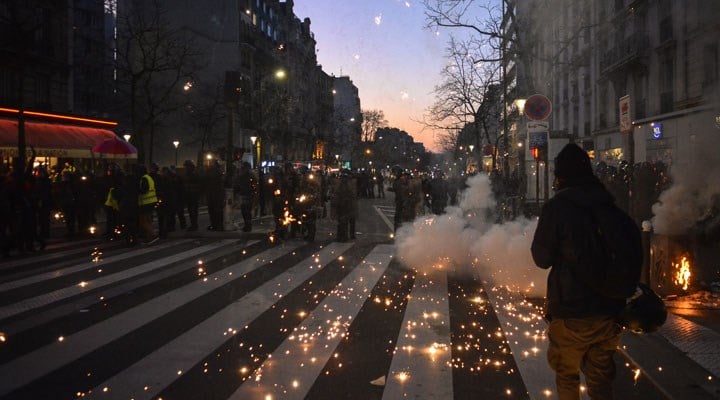 'Emeklilik yaşı' kararına tepkiler sürüyor: Binler, Paris sokaklarını doldurdu!