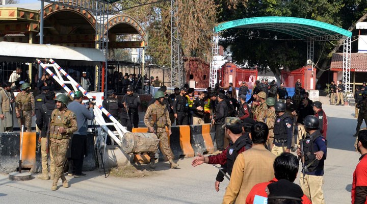 Pakistan'da camiye bombalı saldırı: 28 can kaybı, 150'den fazla yaralı