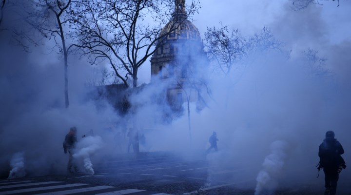 Fransa’da emeklilik reformu protestosuna gazlı müdahale: 30 gözaltı