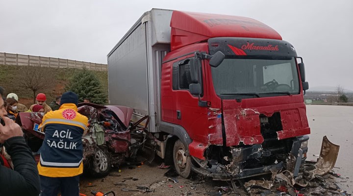 Bursa'da otomobil, kamyona çarptı: 5 can kaybı