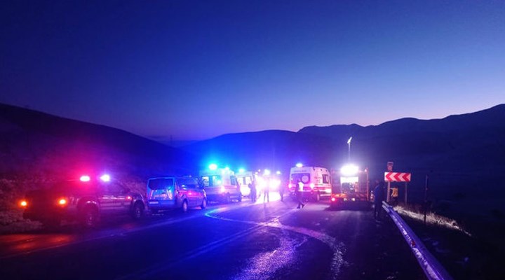 Afyonkarahisar'da yolcu otobüsü devrildi: 8 kişi öldü, 35 kişi yaralandı