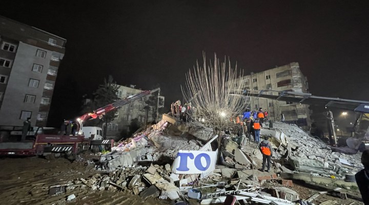 Hatay'da depremden 14 saat sonra bir binanın enkazından iki kişi sağ çıkarıldı