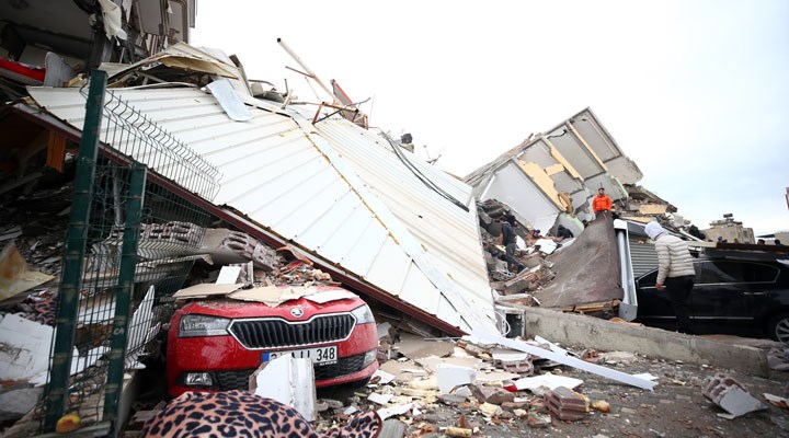 Mansur Yavaş: Belediyemiz 129 araç, 339 personel deprem bölgesine hareket etti