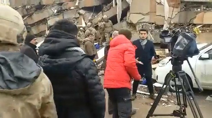 Deprem bölgesinde çekim için AFAD’ın gelmesini bekleyen TRT’ye yurttaşlardan tepki