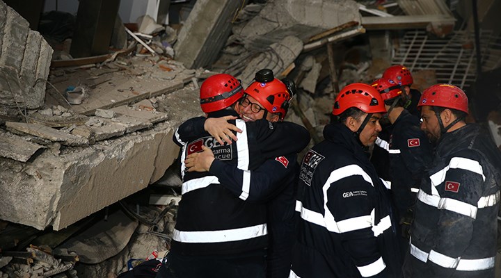 Hatay'da yıkılan 3 binanın enkazından 1'i çocuk 4 kişi kurtarıldı