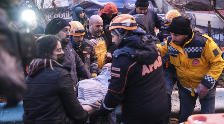 Kahramanmaraş'ta depremden 27 saat sonra 1 kişi kurtarıldı