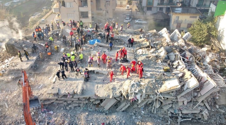 Türkiye'deki deprem dünya basınında: "Yüzyılın en ölümcül depremlerinden biri"