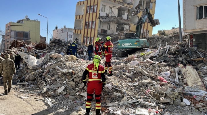 Vahap Seçer'den 'barınma imkanı' açıklaması: Depremzede yurttaşlarımız çağrı merkezimizi arayabilir