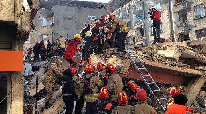 BirGün deprem bölgesinde: Hatay'da enkaz altında kalan baba ve kızı 102'nci saatte kurtarıldı