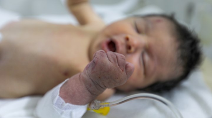 Suriye'de enkaz altında doğan bebeği evlat edinmek için binlerce kişi başvuru yaptı